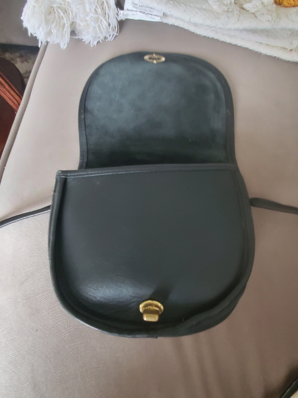 U.S A.Rare Genuine Black Leather Crossbody Saddle Bag with Gold Turn-Lock WOMEN - Picture 3 of 9